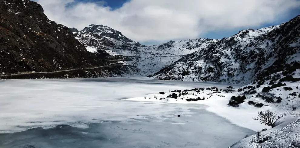picture of snow covered guru dongamr lake in north sikkim